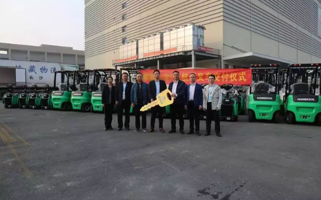 【強(qiáng)勢】杭叉集團(tuán)交付湖南某大型冷庫58臺鋰電池叉車！