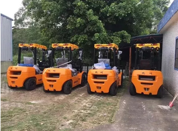 【叉車操作小知識】內(nèi)燃叉車要怎么換擋？